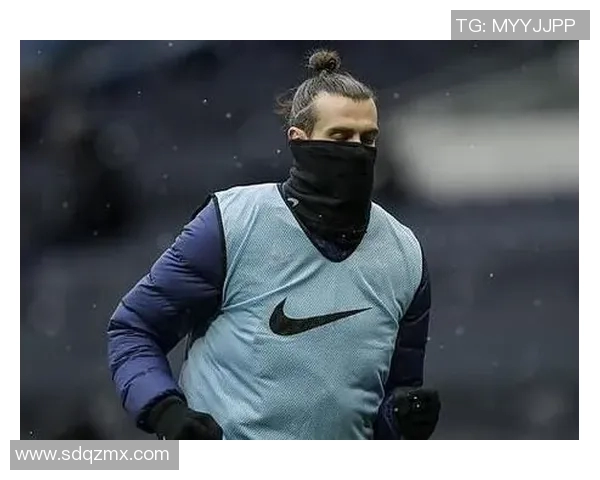 梳着背头发型的足球明星是谁他的球场表现如何引发关注