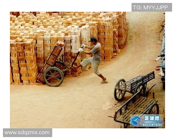 非洲足球明星勇闯工地搬砖挑战艰难生活现实展现劳动者坚韧精神 非洲足球明星勇闯工地搬砖挑战艰难生活现实展现劳动者坚韧精神